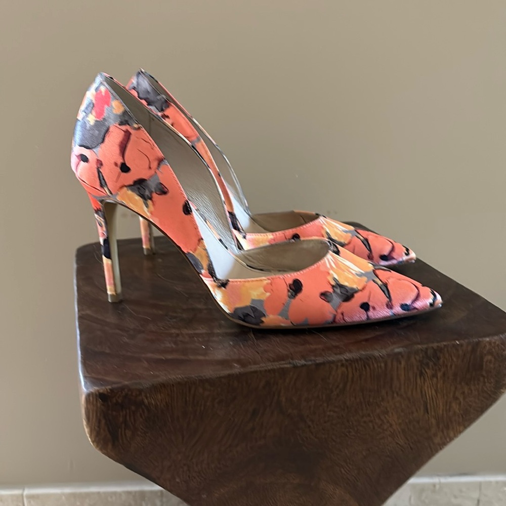 Louise Et Cie Floral Heels. Stunning Colors of Orange/Gray. 7 1/2. Worn Once.